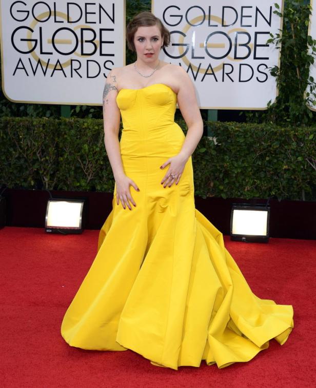 Lena Dunham in einem gelben Kleid bei den Golden Globe Awards.