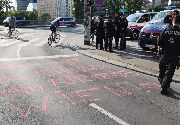 Mehr als hundert Klima-Aktivisten blockierten Wiener Ringstraße