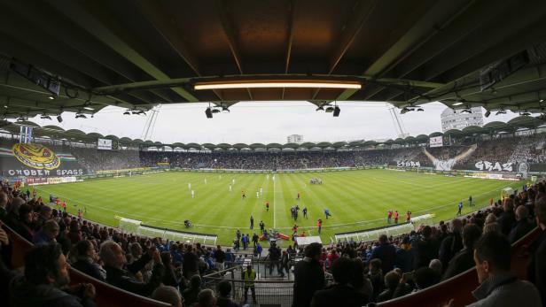 Blick auf ein Fußballspiel in einem voll besetzten Stadion in Graz.