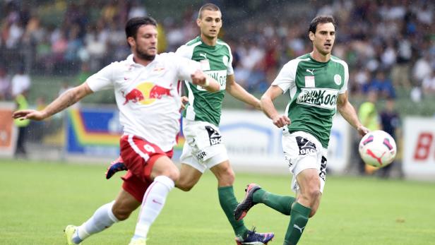 Fußballspieler im Duell während eines Fußballspiels.