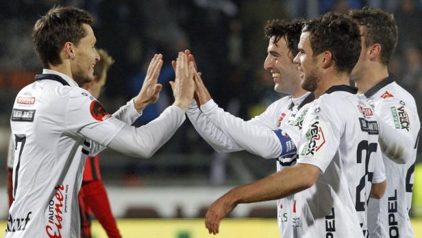 Fußballspieler geben sich nach einem Spiel ein High-Five.