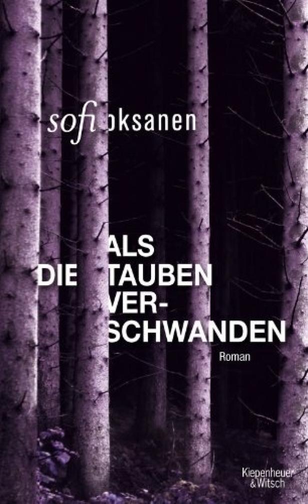 Das Buch „Als die Tauben verschwanden“ von Sofi Oksanen vor einem dunklen Wald.