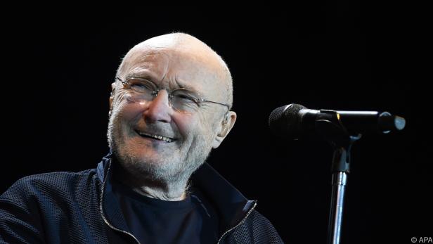 Sitzender Phil Collins begeisterte sein Publikum