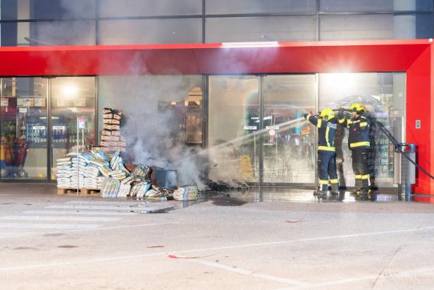 OÖ: Erneut Bankomat gesprengt und Fluchtauto in Brand gesetzt