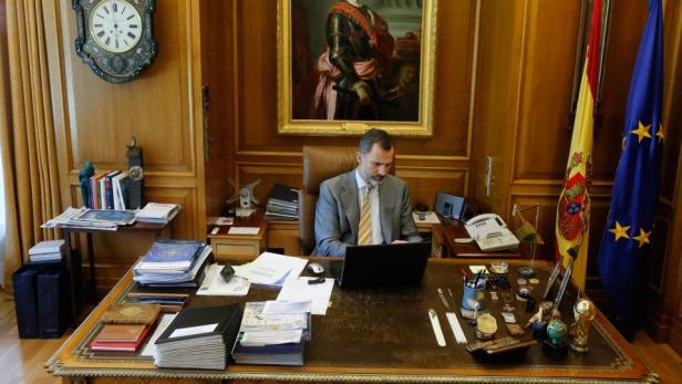 König Felipe VI. arbeitet an seinem Schreibtisch im Zarzuela-Palast.