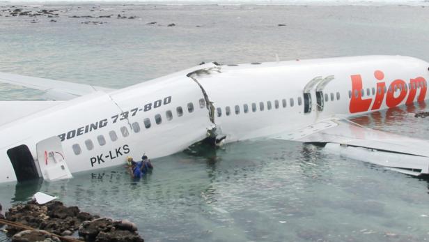 INDONESIA BALI PLANE ACCIDENT Ein beschädigtes Flugzeug von Lion Air liegt im flachen Wasser.