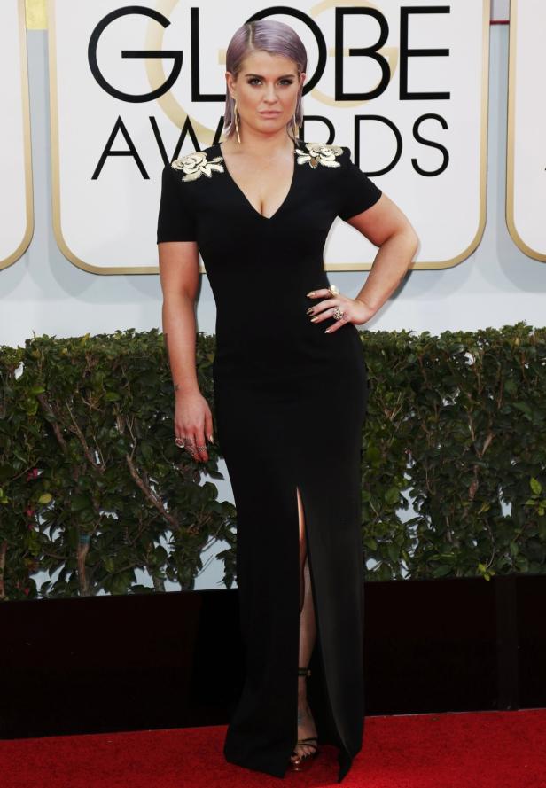 Kelly Osbourne in einem schwarzen Kleid auf dem roten Teppich.