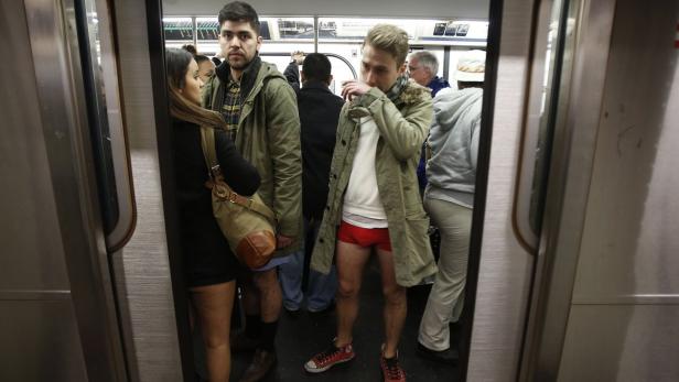 Eine U-Bahn voller Unterhosen