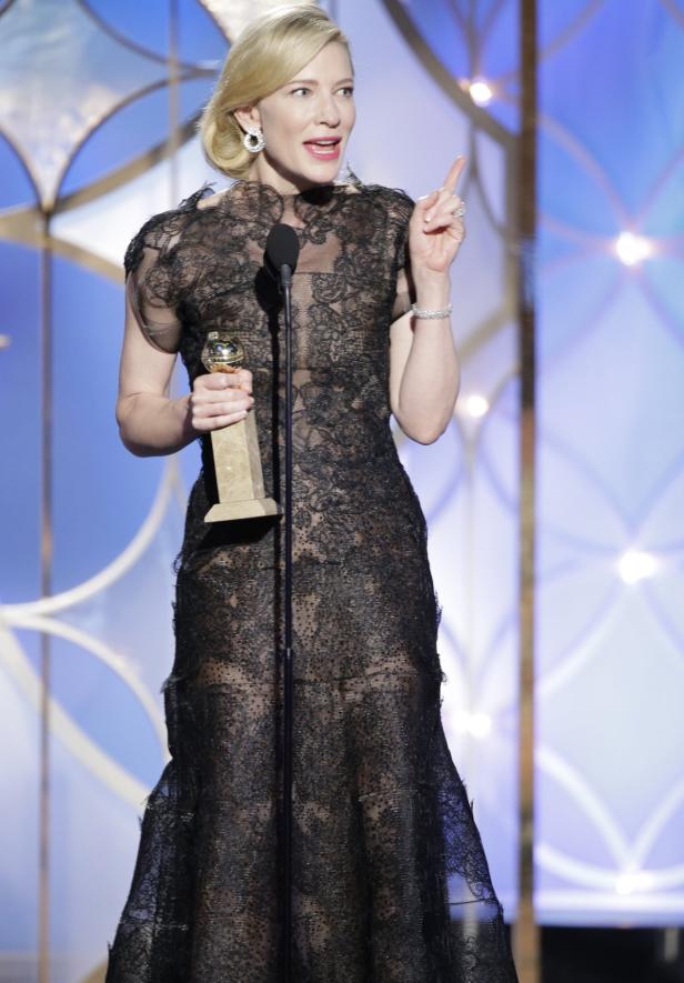 Cate Blanchett hält eine Auszeichnung bei einer Preisverleihung in der Hand.