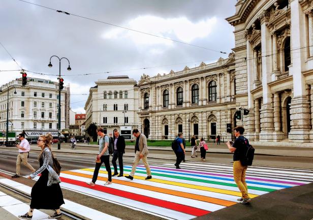 Wiener Schutzweg erstrahlt in den Farben des Regenbogens