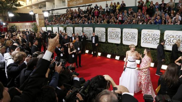 Jennifer Lawrence und Drew Barrymore auf dem roten Teppich der Golden Globe Awards.