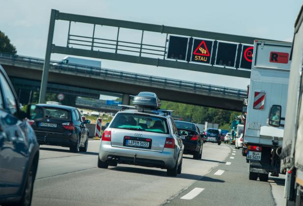 Pfingsten: Stau auf A1, Verkehr rund um Städte nimmt stark zu