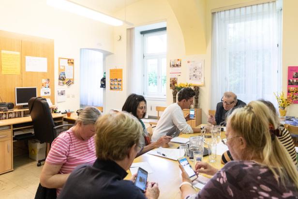 Darum lehrt ein Digital-Berater Wiener Senioren WhatsApp