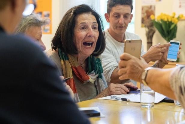 Darum lehrt ein Digital-Berater Wiener Senioren WhatsApp