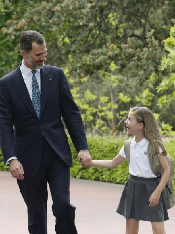 König Felipe geht mit seiner Tochter Leonor Hand in Hand.