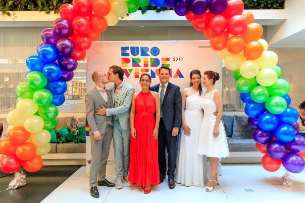 EuroPride: Gleichgeschlechtliche Paare feierten "Wedding Day"