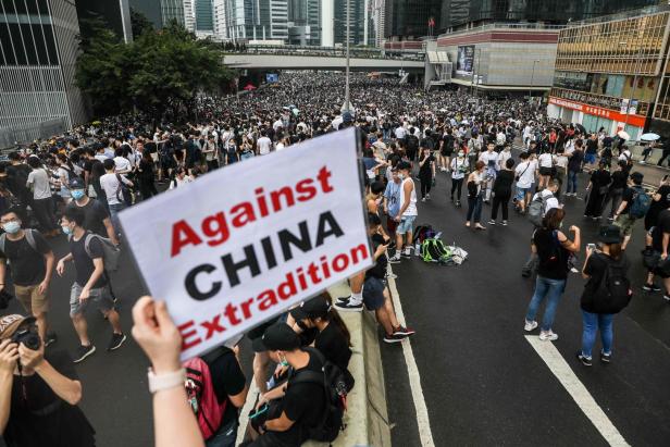 Nach Massenprotesten: Hongkong setzt Auslieferungsgesetz aus