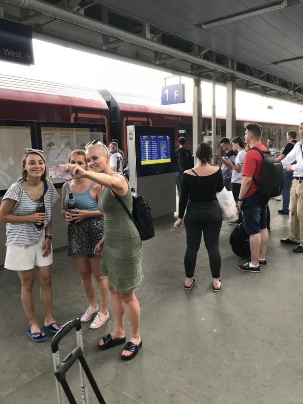 Tausende Zuggäste saßen stundenlang auf Bahnhöfen fest