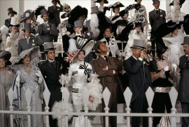 Szene aus „My Fair Lady“ mit Audrey Hepburn bei einem Pferderennen in Ascot.