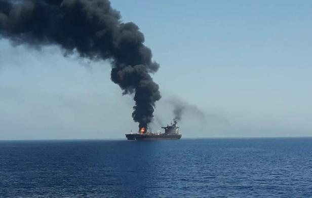 Zwei Tanker nach Angriffen im Golf von Oman in Brand geraten