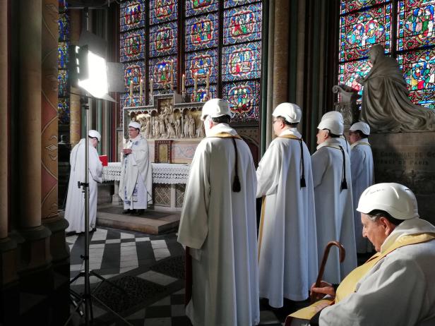 Notre-Dame nach Brandkatasrophe: Beten mit Schutzhelmen