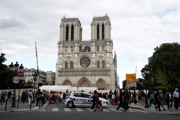 Windböen bedrohen das  Gewölbe von Notre-Dame