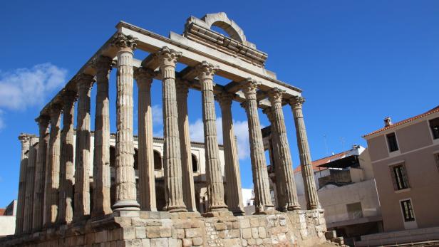 Der römische Tempel der Diana in Mérida, Spanien, unter blauem Himmel.