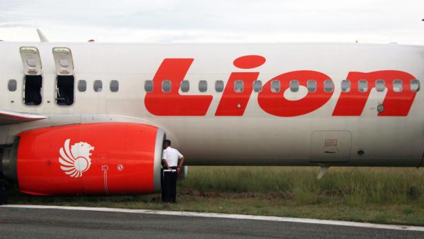 Ein Mann inspiziert das Triebwerk einer Boeing 737 der Fluggesellschaft Lion Air.