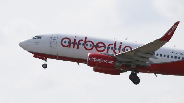 Ein Flugzeug der Air Berlin während des Starts.