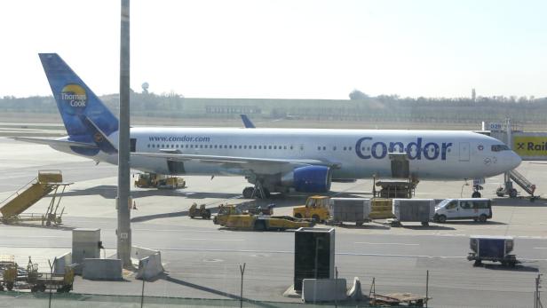 Ein Condor-Flugzeug wird am Flughafen abgefertigt.