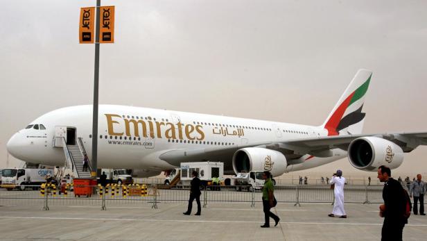 Ein Airbus A380-800 der Fluggesellschaft Emirates steht auf einem Rollfeld.
