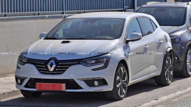 Ein weißer Renault Mégane steht auf einer Straße.