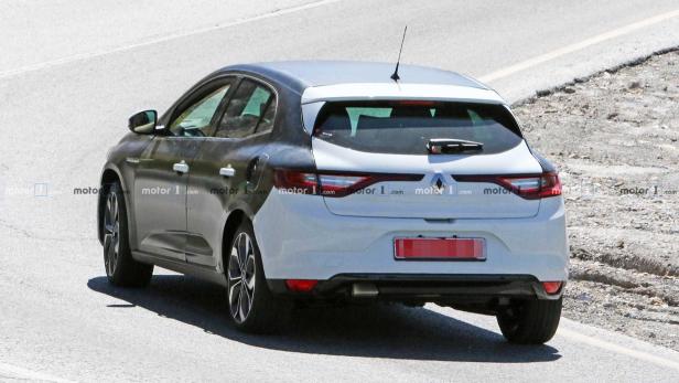 Ein weiß-grauer Renault Mégane von hinten auf einer Straße.