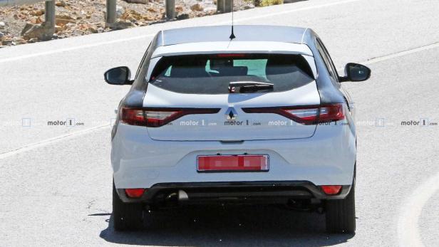 Die Rückansicht eines weißen Renault Mégane auf einer Straße.