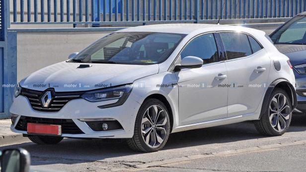 Ein weißer Renault Mégane steht auf einer Straße.