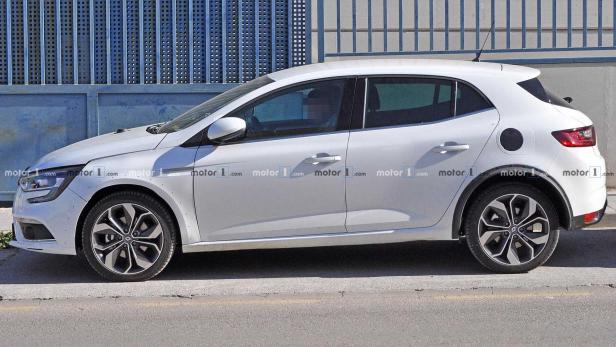 Ein weißer Renault Mégane steht am Straßenrand.