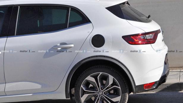 Detailansicht der Rückseite eines weißen Renault Mégane mit abgedecktem Tankdeckel.