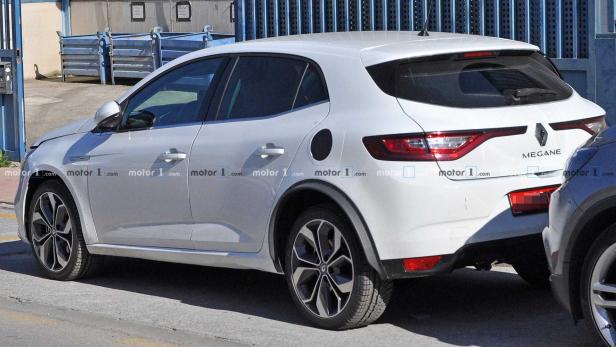 Ein weißer Renault Mégane, von hinten seitlich aufgenommen.