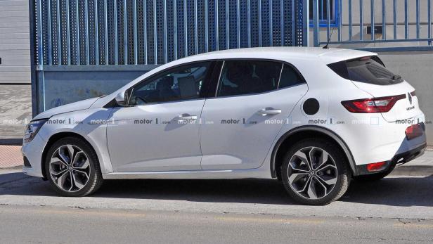 Ein weißer Renault Mégane steht am Straßenrand.