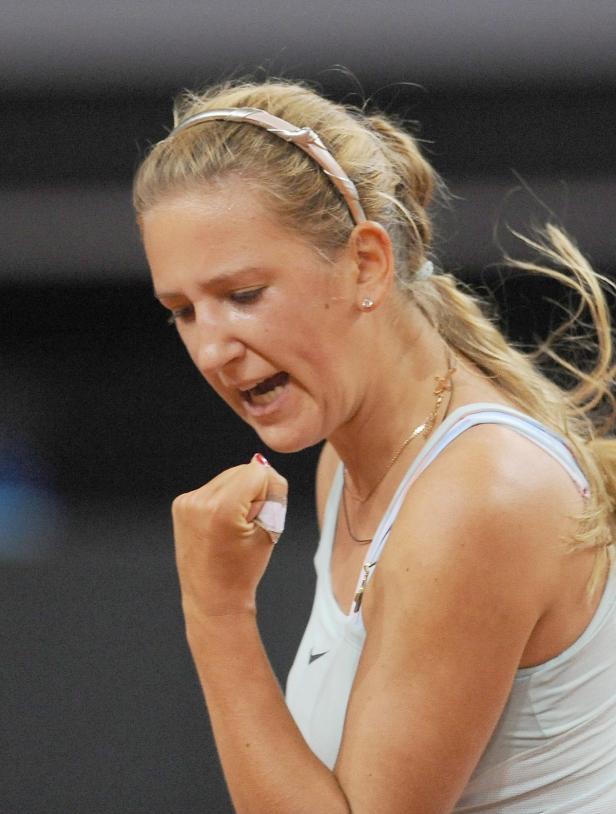 Victoria Asarenka ist der Star in Budapest. Eine Tennisspielerin ballt die Faust und jubelt.