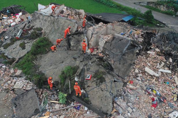 Dutzende Tote und Verletzte bei Erdbeben in China