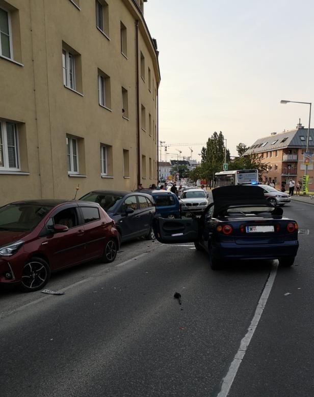 Betrunkener fuhr ohne Führerschein und rammte fünf Autos in Wien