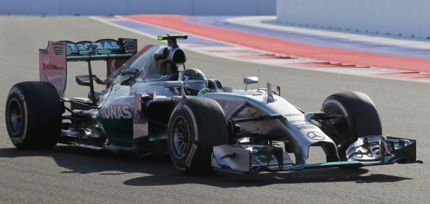 Ein Formel-1-Rennwagen von Mercedes auf einer Rennstrecke.