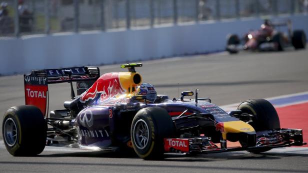 Ein Formel-1-Rennwagen von Red Bull rast auf einer Rennstrecke.
