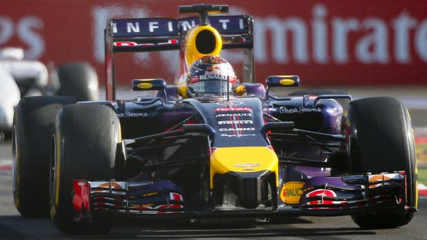 Ein Formel-1-Rennwagen von Red Bull auf einer Rennstrecke.