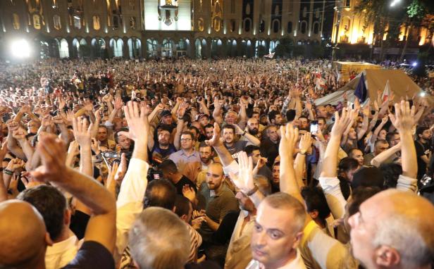 Tausende Demonstranten wollen Parlament in Tiflis stürmen