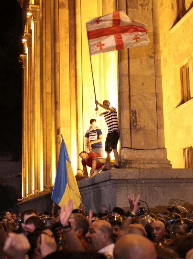 Tausende Demonstranten wollen Parlament in Tiflis stürmen