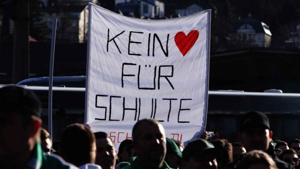 Demonstranten halten ein Transparent mit der Aufschrift „Kein Herz für Schulte“.