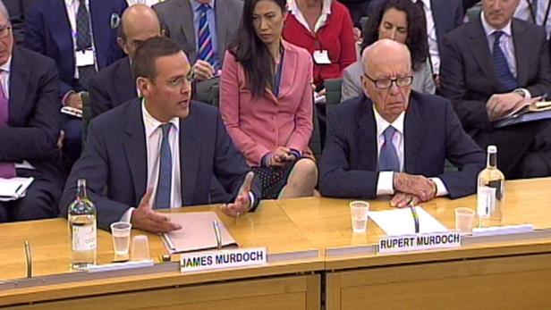 Schaum-Attacke auf Murdoch bei Anhörung