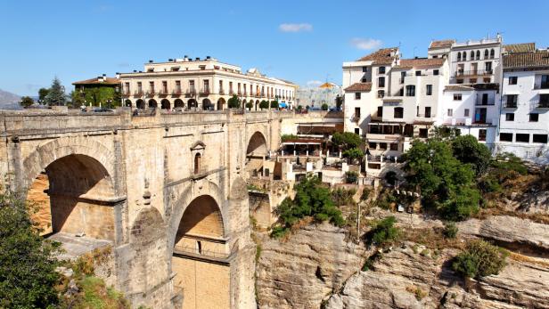 Die Puente Nuevo Brücke überspannt eine Schlucht in Ronda, Spanien.